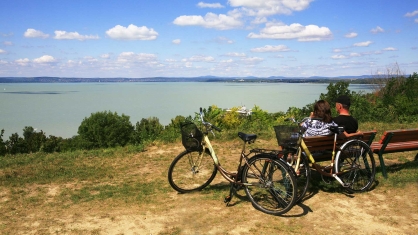 Miközben kerékpározik a balatonvilágosi kerékpár úton, a Balaton látványában gyönyörködhet