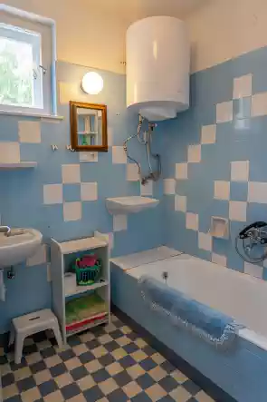 A földszinti fürdőszobában, a földszinten tartózkodók tisztálkodhatnak