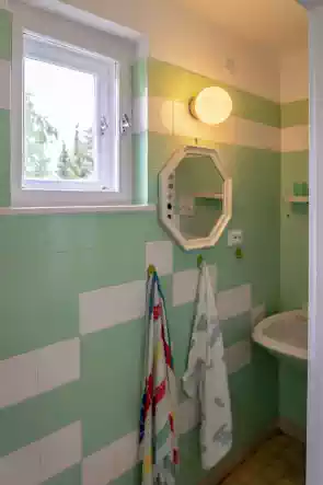Az emeleten lévő fürdőszoba, az emeleten tartózkodók tisztálkodási lehetőségét biztosítja